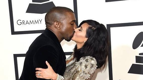 El rapero Kayne West besando a su mujer Kim Kardashian en los premios Grammy