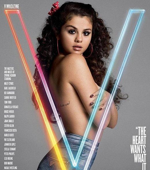 Selena Gómez posando en la portada de la revista V