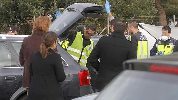 La Policía inspecciona el vehículo donde se encontraba el cadáver. 