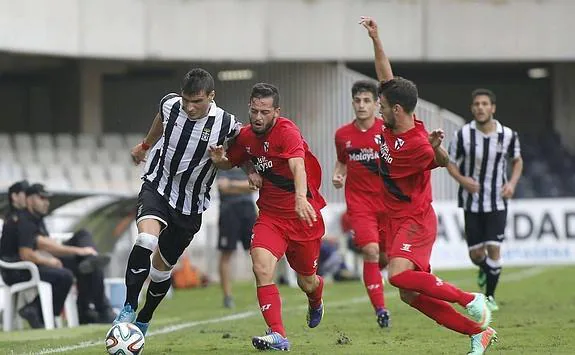 Seba Ribas intenta dejar atrás a dos defensas del Sevilla Atlético, próximo rival, en el partido de la primera vuelta. 