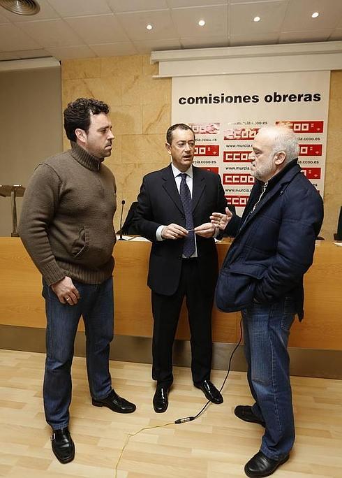 Josué Rosique, Pedro Blaya y Julio López, antes de iniciar la rueda de prensa que celebraron ayer en la sede CC OO. 