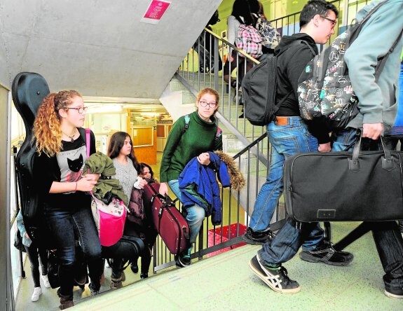 Alumnos del IES El Carmen, cargados con sus instrumentos, de camino a clase. :: alfonso durán / AGm