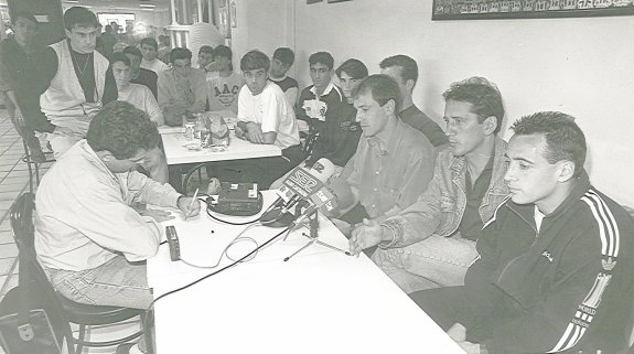 Sagarduy y Palomeque dando una rueda de prensa en la cafetería del estadio Cartagonova, en mayo de 1995. 