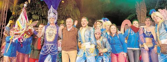 Integrantes de la peña Los Amantes del Chichi celebran su premio junto al alcalde de Águilas, Bartolomé Hernández.