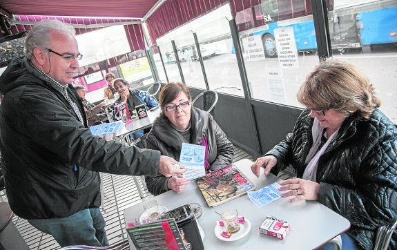 Un voluntario de Salvemos el Rosell entrega octavillas de la manifestación en un bar.