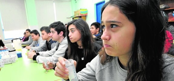 Los alumnos del IES Floridablanca, ayer, enjuagándose la boca durante la recogida de muestras. 