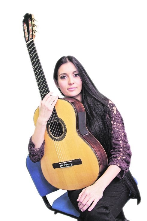 Isabel Martínez, con su guitarra.