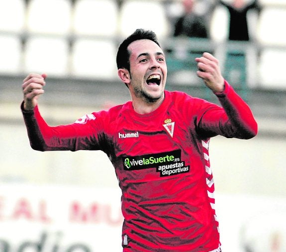 El delantero Carlos Álvarez. 