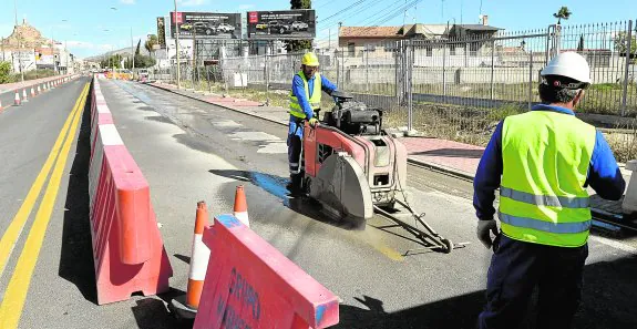 Obras para la ampliación del colector de saneamiento en la carretera de Alicante.