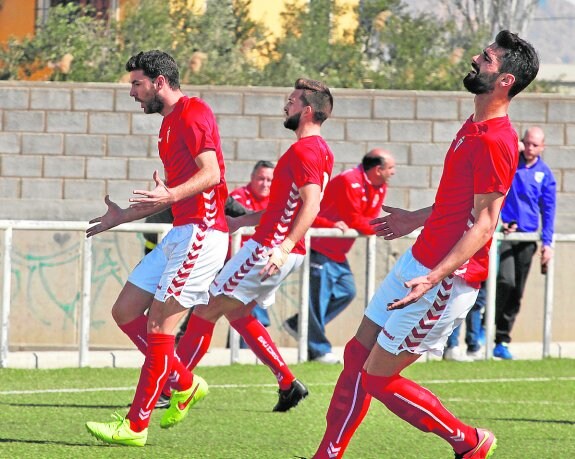 Tres jugadores del Imperial lamentan una ocasión fallada. 