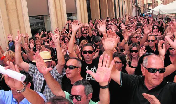Protesta de empleados municipales frente a la sede de San Miguel, por los recortes del Gobierno de Rajoy en julio de 2012.