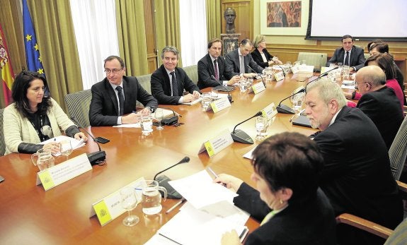 El ministro de Sanidad, Alfonso Alonso (segundo por la izquierda), junto a representantes de las comunidades, entre ellos la consejera de Sanidad, Catalina Lorenzo. 