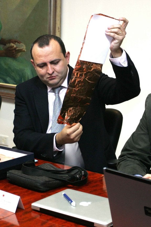 Martín Martínez, con una lámina de grafeno. 