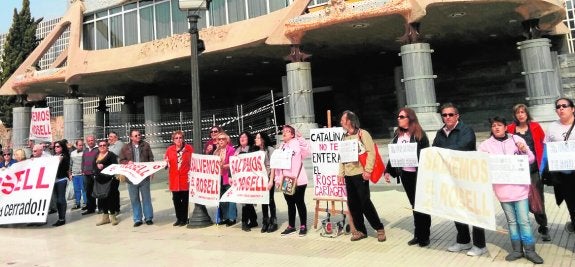 Un grupo de ciudadanos protesta frente a la Asamblea Regional, mientras que en el hemiciclo se debatía sobre la iniciativa legislativa popular para mantener el Rosell al cien por cien. 