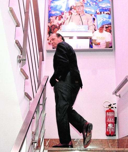 Martínez Pujalte, ayer, llegando a la sede del PP. :: nacho garcía