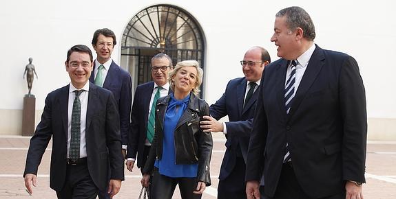 José Gabriel Ruiz (Presidencia), Juan Carlos Ruiz (Industria y Turismo), Martínez de Salas (Hacienda), Pedro A. Sánchez (Educación y Cultura), y Francisco Bernabé (Obras Públicas) acompañan a Adela Martínez-Cachá tras jurar ayer su cargo.