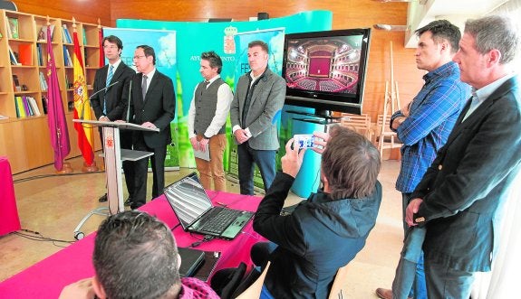 Juan Carlos Ruiz, Miguel Ángel Cámara, Joseba Fiestras y Miguel Cascales, ayer, durante la presentación de FestVal. 