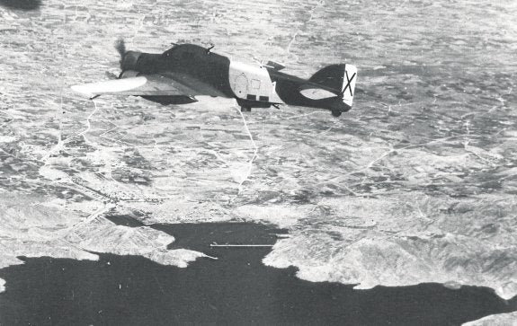 Un avión italiano '1 gris' se prepara para bombardear el puerto de Cartagena en febrero de 1937. 