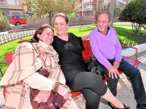 Belén Ballesteros y Terele Pávez, junto al presidente de Milana Bonita, Miguel Ángel Blaya. 