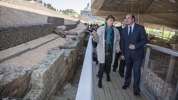 Pilar Barreiro y Pedro Antonio Sánchez, este martes, en Cartagena. 