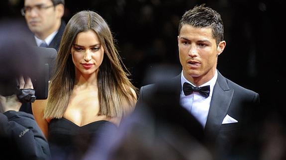 Cristiano Ronaldo, jugador del Real Madrid, acompañado por su novia, Irina Shayk, llega a la gala del Balón de Oro 2012, celebrada en Zurich