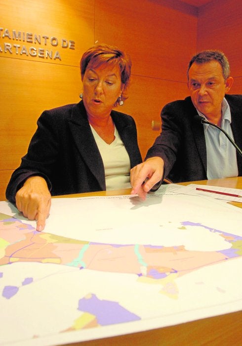 Barreiro y Guillén, con unos planos urbanísticos de la zona de Lo Poyo en 2006. 