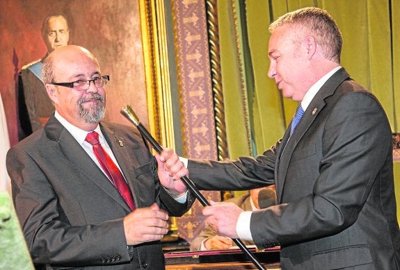 García recibe de manos de Campillo la vara de mando que acredita su condición de alcalde. :: j. m. R. / agm