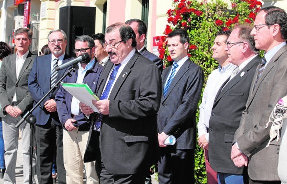 José Micol, ayer, leyendo el manifiesto en presencia de concejales del PP y de UPyD.