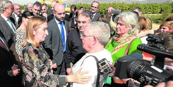 La ministra dialoga con Contreras. A su lado, la representante vecinal de Los Ramos.
