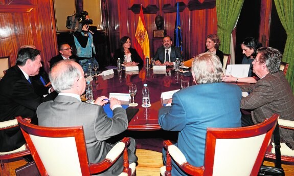 La ministra García Tejerina reunida con Claver y otros miembros del Sindicato de Regantes. :: magrama