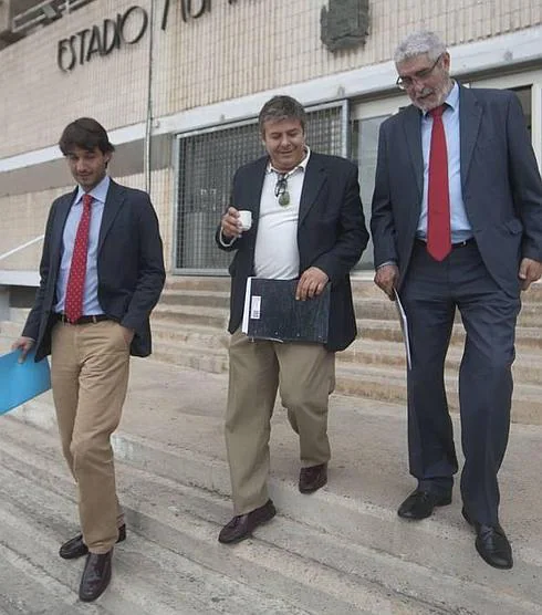 Javier Marco, Javier Martínez y Paco López, los tres miembros del consejo de administración del Cartagena, antes de comparecer juntos en la sala de prensa del Cartagonova, el 10 de junio del año pasado.