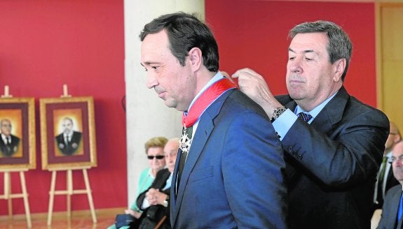 Carlos Rodríguez recibe la cruz de San Raimundo de Peñafort de manos de Gonzalo Aguilera Anegón, decano del Colegio de Registradores de la Propiedad de España. 