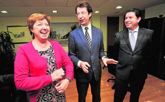 Pilar Barreiro, Juan Carlos Ruiz y Antonio Sevilla, en la sede de la Consejería de Turismo. 