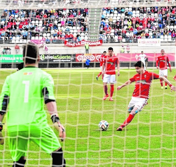 Flores, en el penalti que falló ante el Zamora. :: nacho garcía / agm
