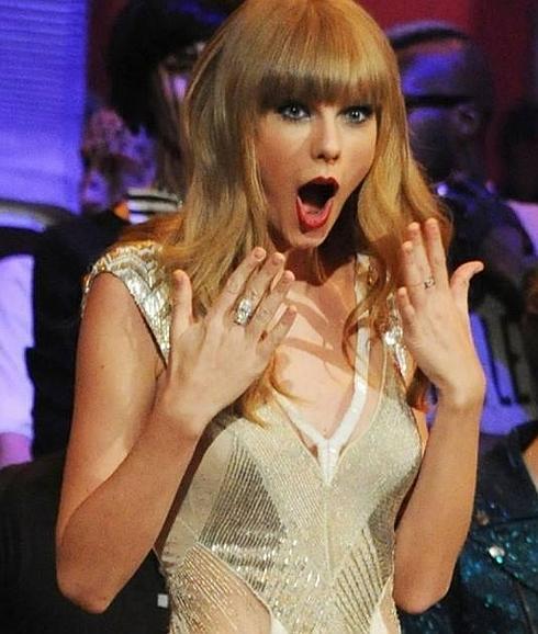 Taylor Swift sorprendida durante una gala de MTV Awards. 