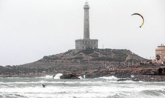 Aspecto que presentaban ayer los alrededores del faro de Cabo de Palos, con un 'kitesurfista' aprovechando el viento.