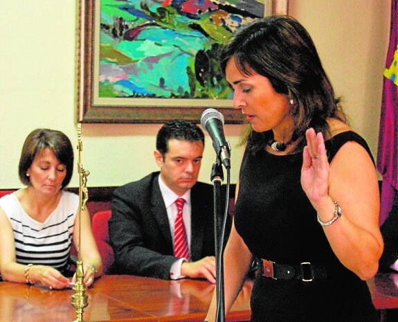 Conesa jurando su cargo de alcaldesa en junio de 2011.