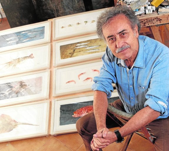 El artista, con algunas de las obras de esta colección. 