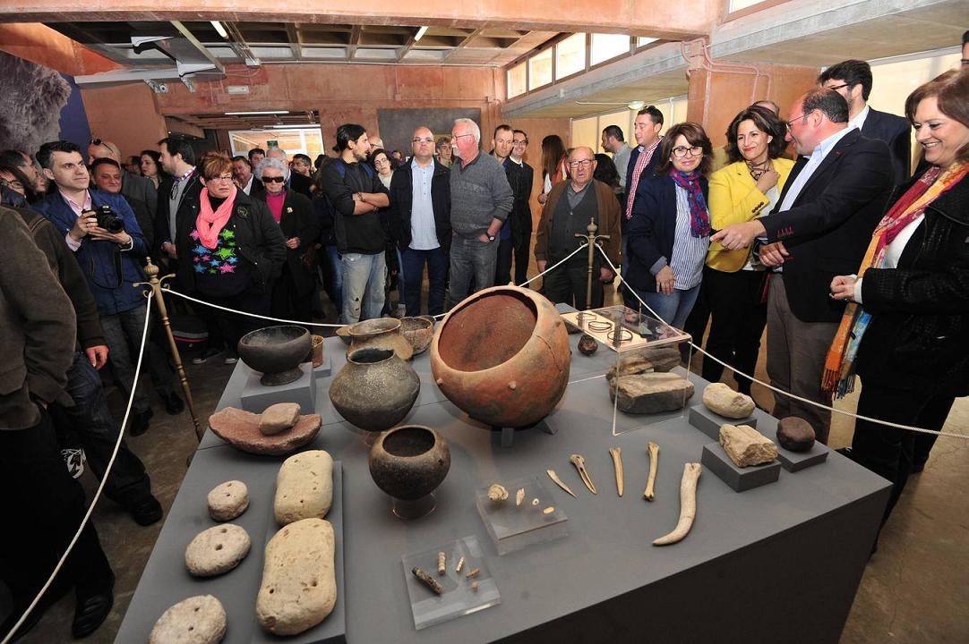 Isabel Borrego, Pedro A. Sánchez y Isabel M. Sanchéz junto a otros visitantes en la inauguración del museo. 