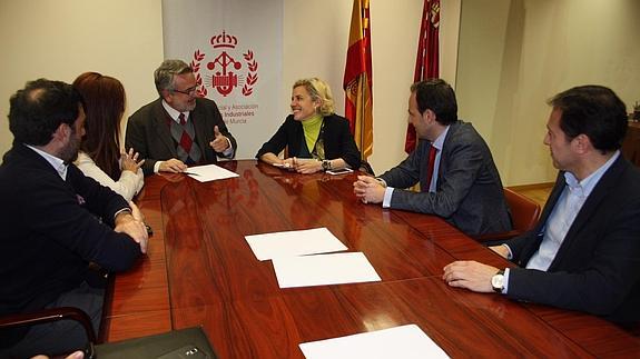 Reunión de los ingenieros con la consejera.