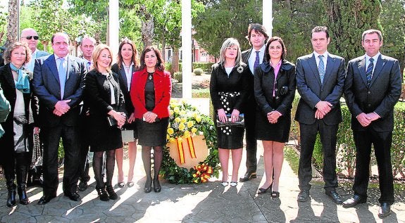 La alcaldesa y miembros de la AVT tras la ofrenda a los caídos. 
