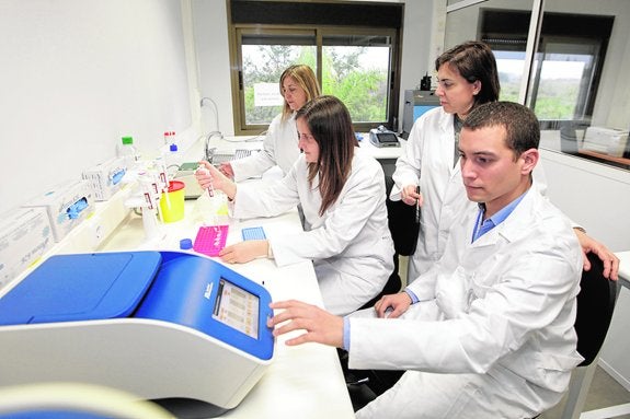 Encarna Guillén, directora de la Cátedra de Genética Médica y Enfermedades Raras, con sus doctorandos.