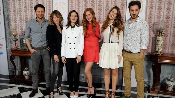 Los actores de la serie durante la presentación en el teatro. 