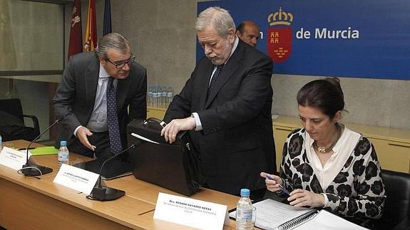 El consejero de Economía y Hacienda, Luis Martínez de Salas, el secretario de Estado de Administraciones Públicas, Antonio Beteta, y la secretaria general de Coordinación Autonómica y Local, Rosana Navarro.