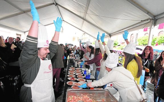 Se acabó el tiempo y todos tienen que subir los brazos, antes de ser evaluados. :: FRAN MANZANERA / AGM