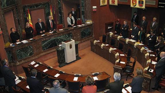 Los diputados, en el minuto de silencio por las víctimas del accidente de avión. 