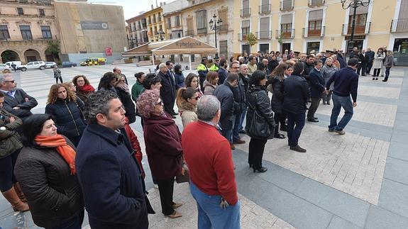 Minuto de silencio celebrado en Lorca por las víctimas del accidente aéreo en Francia. 