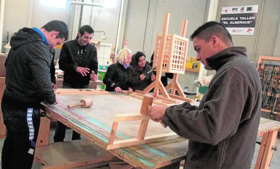 Alumnos, en un taller de carpintería en el centro juvenil de Canteras. 