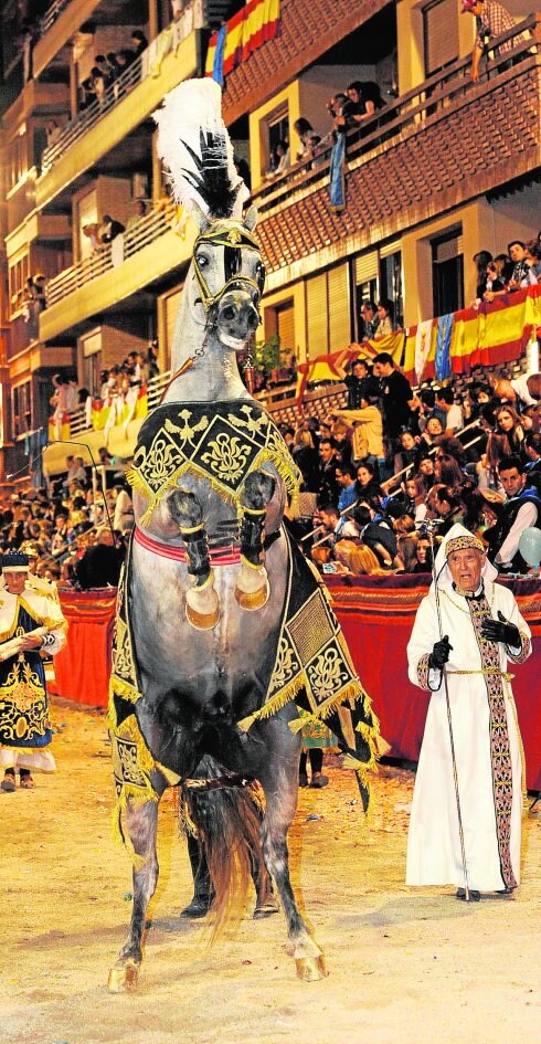 El caballo del Respeto o del silencio junto al mayordomo de procesión Agustín Aragón.