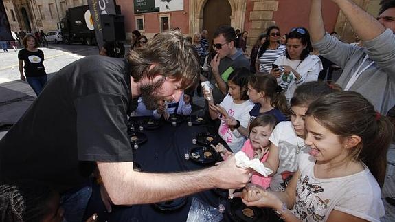 El cocinero durante el show en la plaza Belluga.